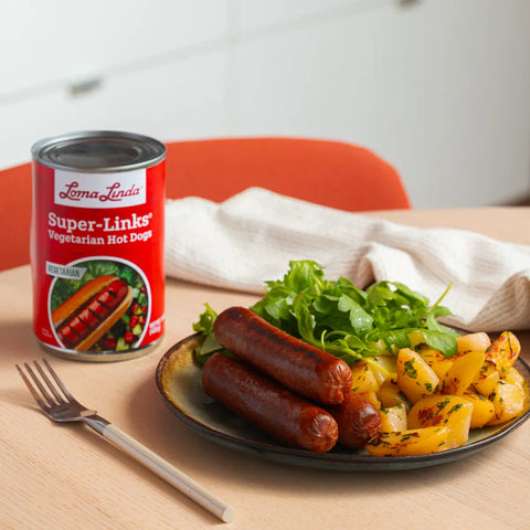 Three Super Links grilled without buns, served with diced potatoes and an arugula salad – plant-based hot dog alternative in a wholesome, balanced meal